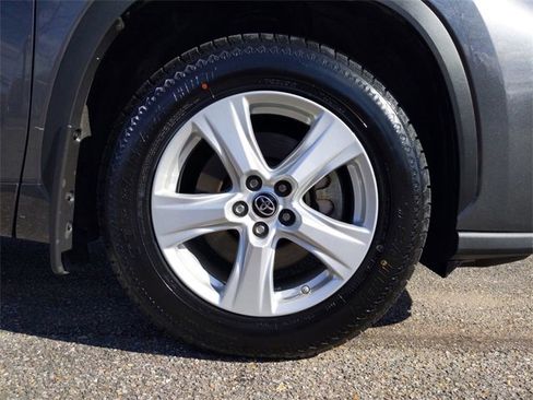 Used 2021 Toyota Highlander LE image 11