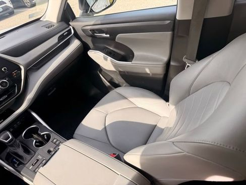 Used 2023 Toyota Highlander XLE image 10