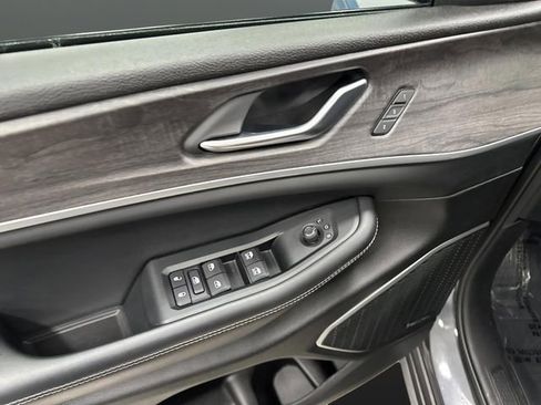 Used 2023 Jeep Grand Cherokee 4WD 4xe w/ Luxury Tech Group II image 33