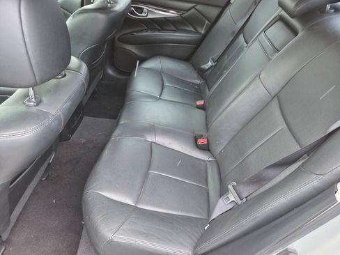 Used 2016 INFINITI Q70 3.7 RWD image 11