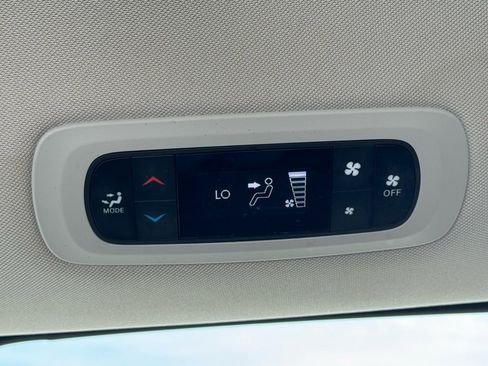 Used 2023 Chrysler Voyager LX image 22