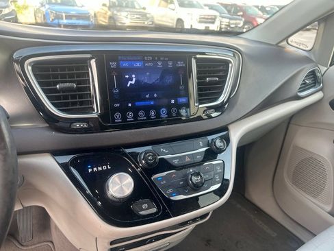 Used 2017 Chrysler Pacifica Touring-L Plus FWD image 13