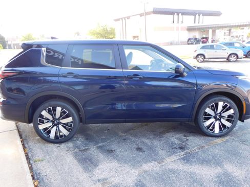 New 2025 Mitsubishi Outlander SE image 6