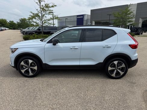 Certified 2026 Volvo XC40 B5 Plus AWD/4WD image 2