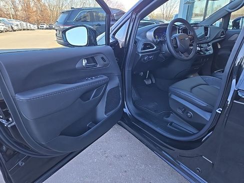 New 2026 Chrysler Pacifica Select w/ S Appearance Package image 28