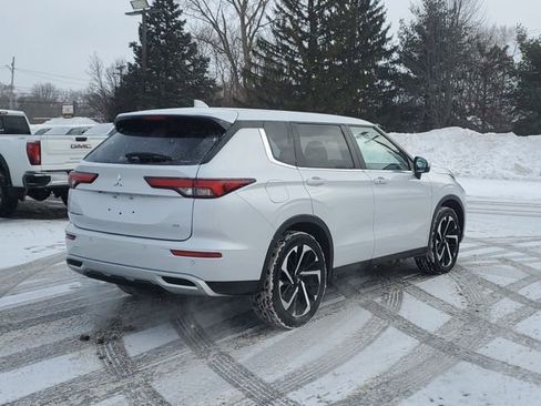 Used 2024 Mitsubishi Outlander SE image 3