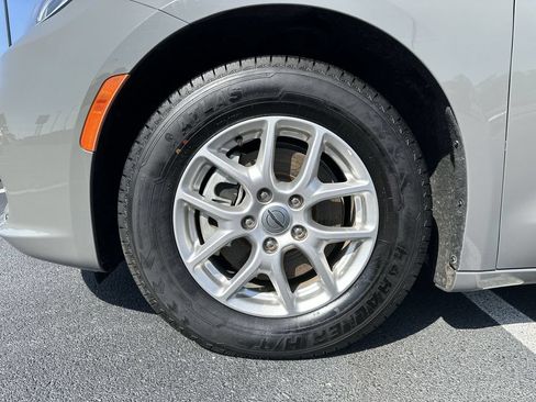 Used 2023 Chrysler Pacifica Touring-L FWD image 16