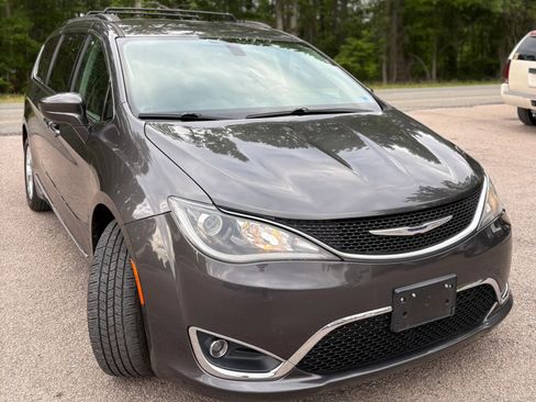 Used 2017 Chrysler Pacifica Touring-L w/ Tire & Wheel Group FWD image 8