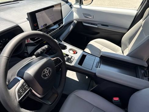 Used 2026 Toyota Sienna XLE FWD image 15