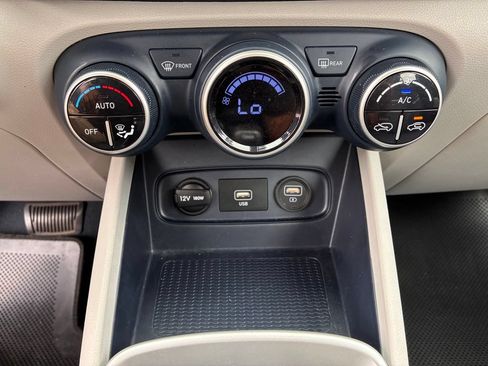 Used 2021 Hyundai Venue FWD image 32