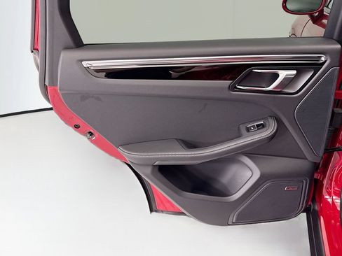 Certified 2025 Porsche Macan AWD/4WD image 26
