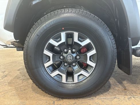 Certified 2022 Toyota Tacoma TRD Off-Road w/ Technology Package AWD/4WD image 10