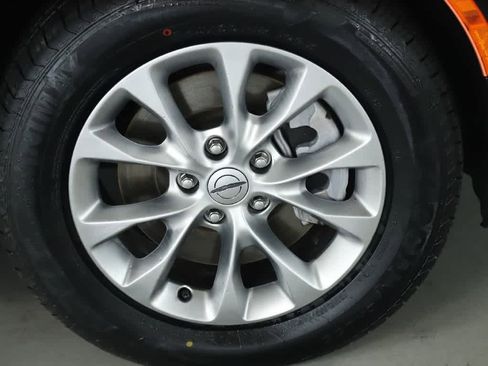 Used 2023 Chrysler Pacifica Touring-L image 10