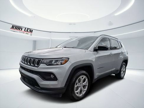 Used 2024 Jeep Compass Latitude AWD/4WD image 7