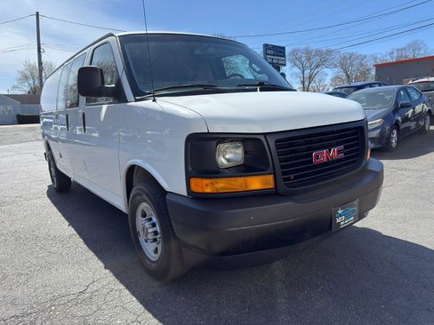 Used 2017 GMC Savana 3500 Extended RWD image 1