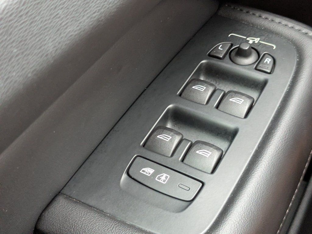 Used 2024 Volvo XC60 B5 Plus w/ Protection Package Premier AWD/4WD image 22