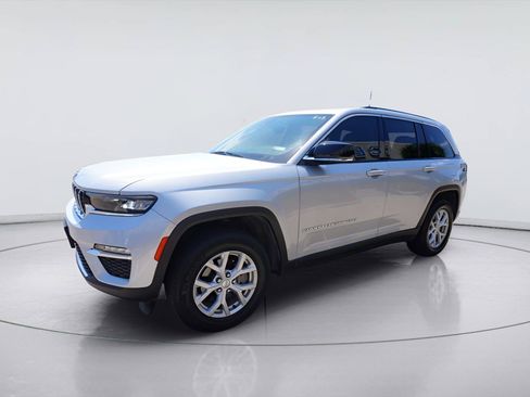 Used 2024 Jeep Grand Cherokee Limited RWD image 3
