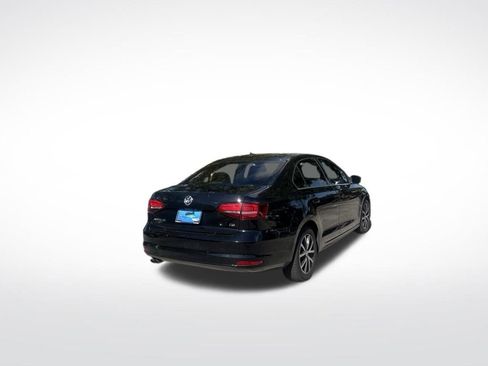 Used 2017 Volkswagen Jetta SE FWD image 5