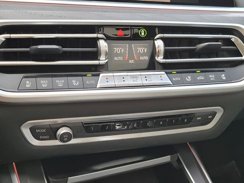 Used 2022 BMW X7 M50i w/ Luxury Seating Package image 18