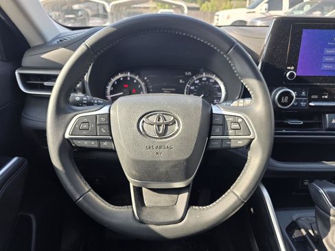 Used 2025 Toyota Highlander LE FWD image 37
