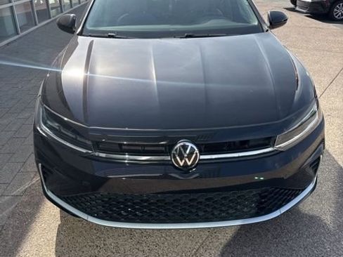 Certified 2025 Volkswagen Jetta SE w/ Sunroof Package image 1