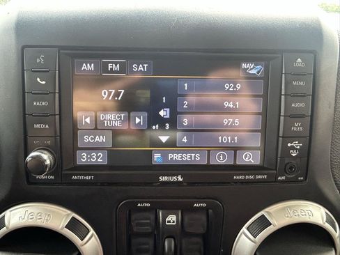 Used 2018 Jeep Wrangler Unlimited Sahara w/ Connectivity Group AWD/4WD image 21