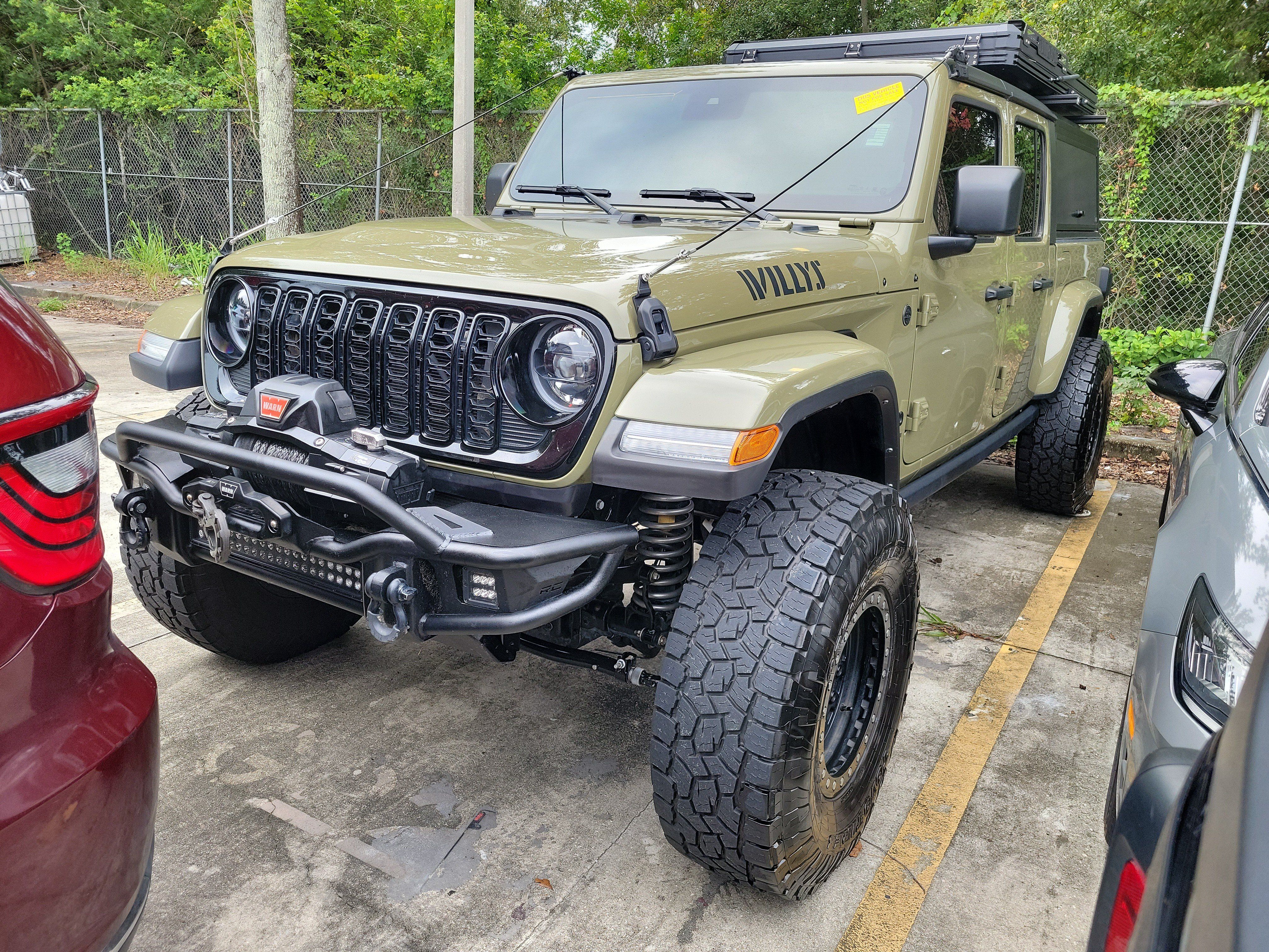 Used 2025 Jeep Gladiator Sport AWD/4WD image 1