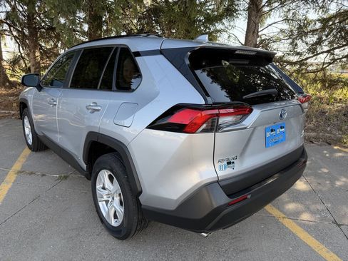 Used 2019 Toyota RAV4 XLE image 5