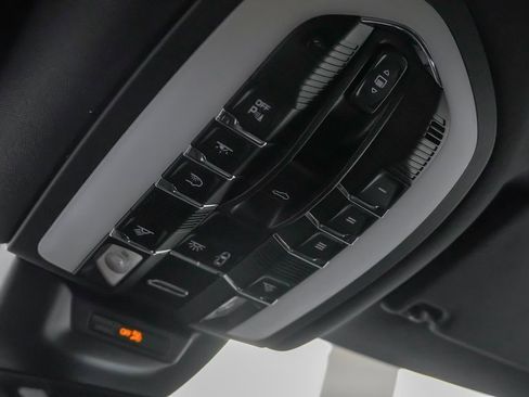 Used 2025 Porsche Macan image 28