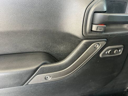 Used 2017 Jeep Wrangler Sport AWD/4WD image 12