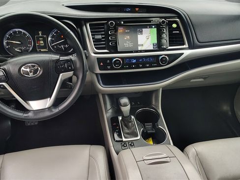 Used 2016 Toyota Highlander XLE image 11