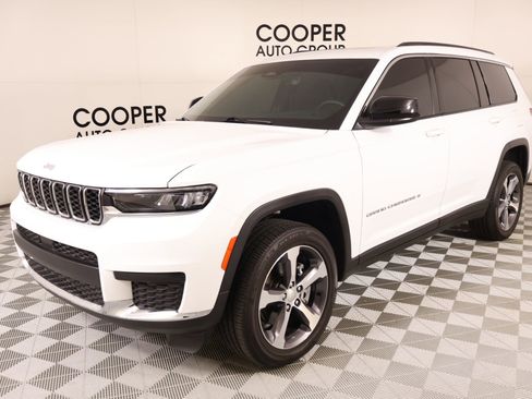 Used 2025 Jeep Grand Cherokee L Laredo RWD image 9