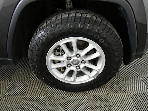 Used 2020 Jeep Grand Cherokee Laredo image 17