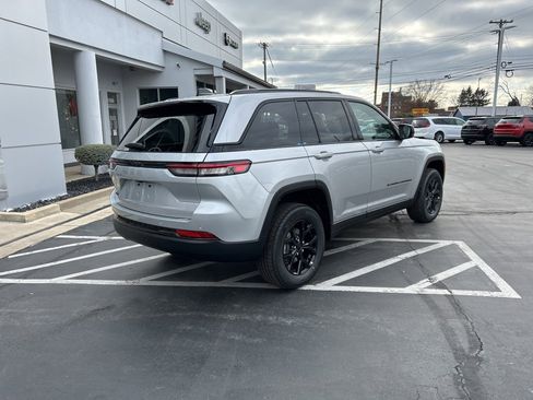 New 2025 Jeep Grand Cherokee 4WD image 2