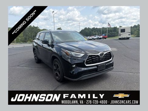 Used 2023 Toyota Highlander LE FWD image 1