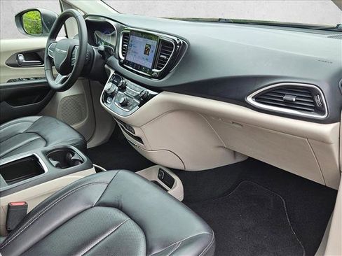 Used 2023 Chrysler Pacifica Touring-L FWD image 21