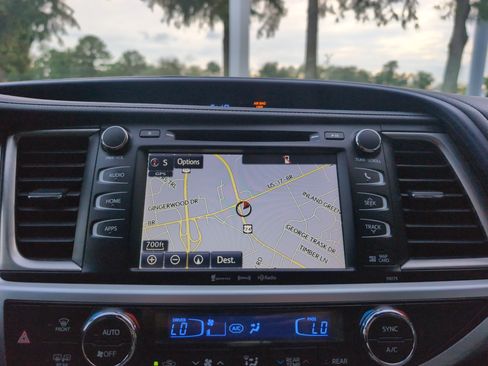 Used 2018 Toyota Highlander XLE AWD/4WD image 24
