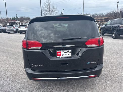 Used 2020 Chrysler Pacifica Touring image 5