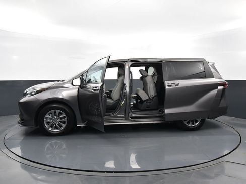 Used 2024 Toyota Sienna LE image 35
