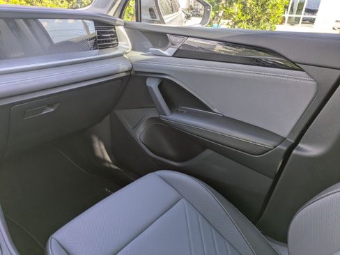 Certified 2025 Volkswagen Tiguan SE FWD image 17