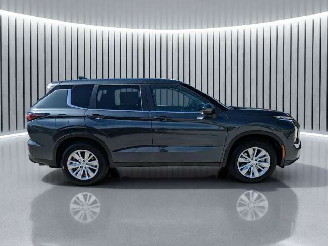 New 2026 Mitsubishi Outlander ES FWD image 3