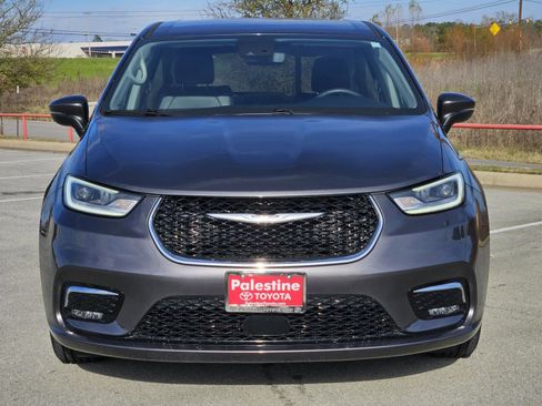 Used 2023 Chrysler Pacifica Touring-L image 2