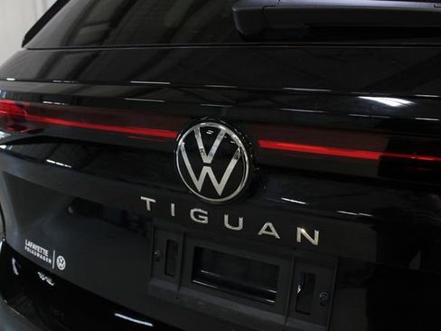 Used 2025 Volkswagen Tiguan SE FWD image 29