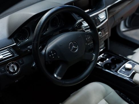 Used 2010 Mercedes-Benz E 550 4MATIC Sedan image 33