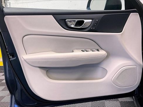 Used 2019 Volvo S60 T6 Momentum w/ Premium Package image 24