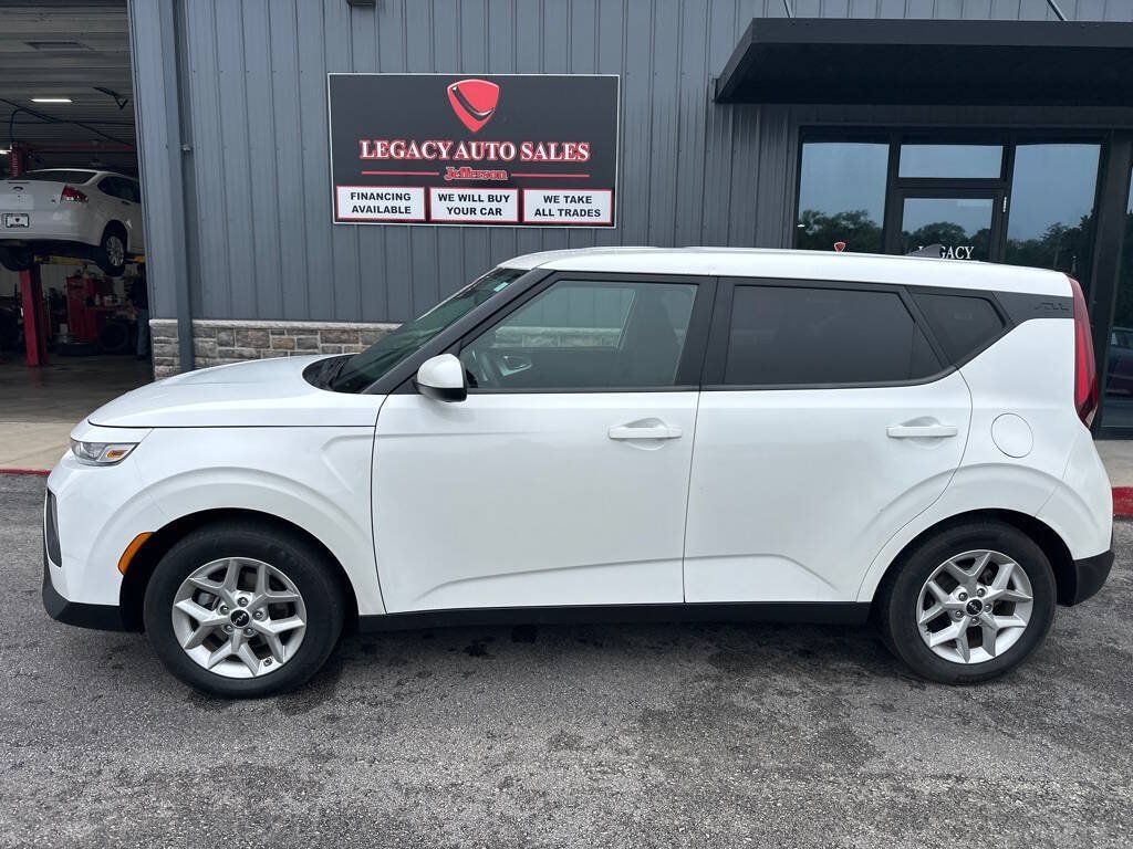 Used 2022 Kia Soul LX w/ Technology Package FWD image 2