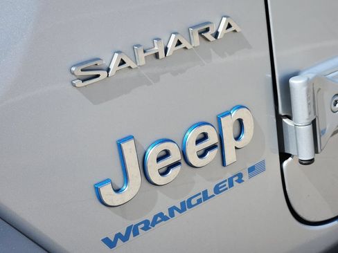 Used 2023 Jeep Wrangler Unlimited Sahara AWD/4WD image 11