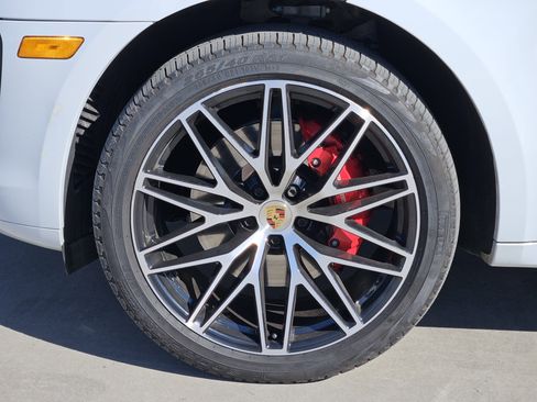 Certified 2023 Porsche Macan S image 14