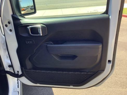 Used 2025 Jeep Wrangler Unlimited Rubicon w/ Convenience Group AWD/4WD image 39