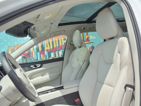 Used 2019 Volvo XC60 T6 Momentum w/ Multimedia Package image 19